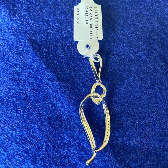 NWT White Gold Pendant with amounted Diamonds. - Picture 4 of 4